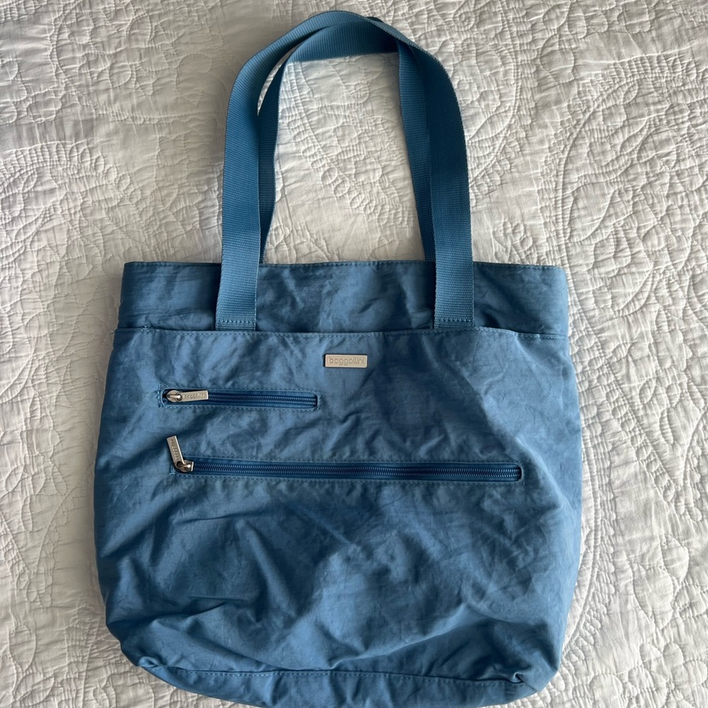Elegant Blue Tote Bag with Spacious Interior and Durable Straps